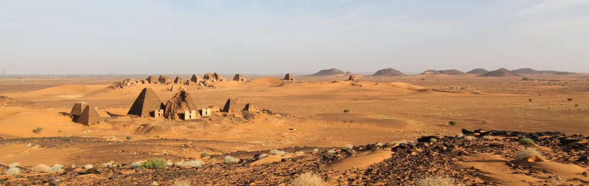 סודן: Explore the ancient pyramids of Meroë against the vast desert landscape in Sudan.