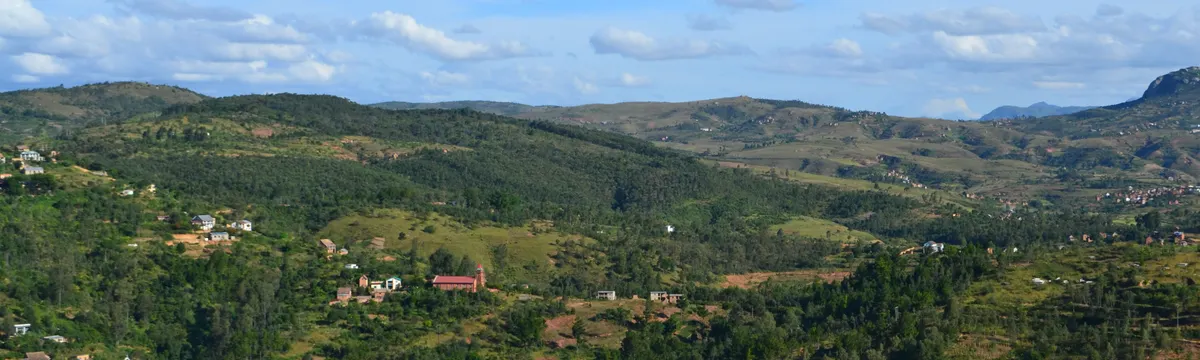 מדגסקר: Breathtaking aerial view of Fianarantsoa's lush highlands, showcasing rural landscapes and rolling hills in Madagascar.