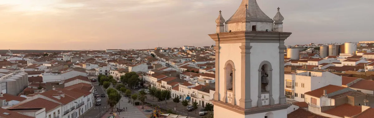 Explore Ribera del Fresno with this scenic sunset view showcasing its architecture.