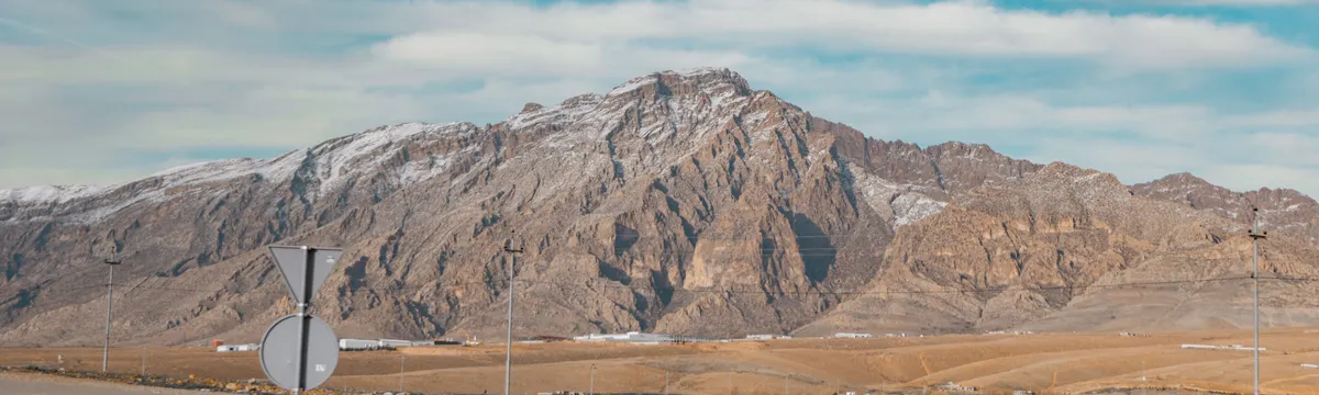עיראק: Beautiful mountain landscape with road signs in Sulaymaniyah, Kurdistan Region, Iraq.