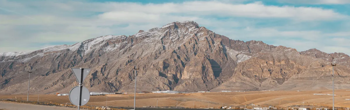 עיראק: Beautiful mountain landscape with road signs in Sulaymaniyah, Kurdistan Region, Iraq.