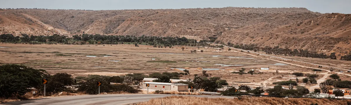 אנגולה: Explore the arid landscapes of Angola featuring winding roads and hill views.