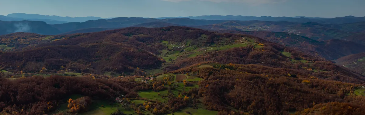 סרביה: A breathtaking aerial view of the serene hills and forested landscape near Belgrade, Serbia.