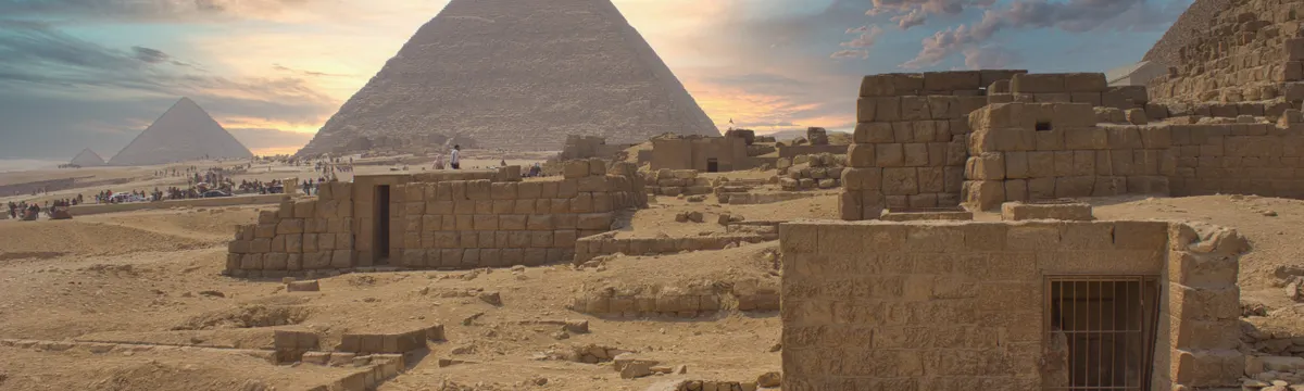 מצרים: Captivating view of Giza Pyramids at sunrise in Cairo, showcasing ancient Egyptian architecture.