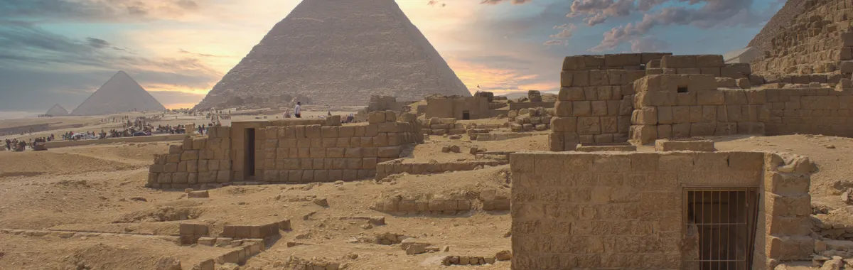 מצרים: Captivating view of Giza Pyramids at sunrise in Cairo, showcasing ancient Egyptian architecture.
