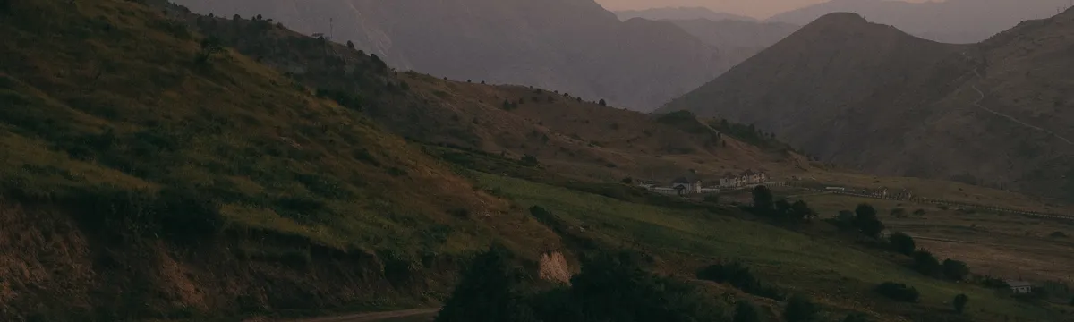 טג׳יקיסטן: Scenic view of misty mountains and valleys at dawn in Dushanbe, Tajikistan.