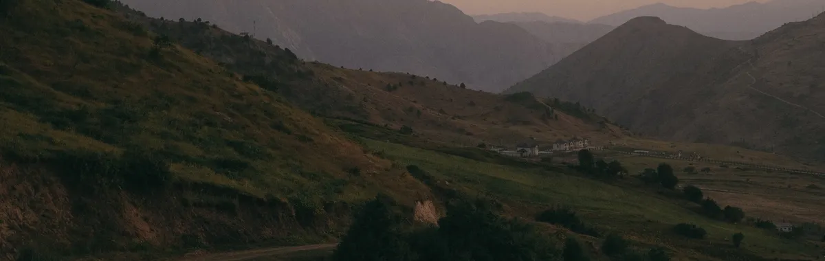טג׳יקיסטן: Scenic view of misty mountains and valleys at dawn in Dushanbe, Tajikistan.