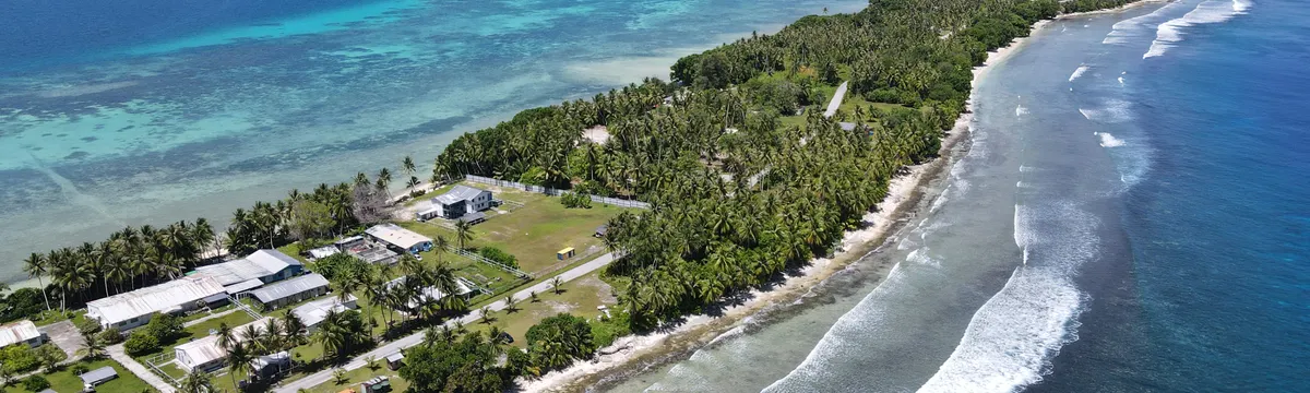 איי מרשל: Aerial view of the tropical coastline and crystal-clear ocean at Majuro Atoll, Marshall Islands.