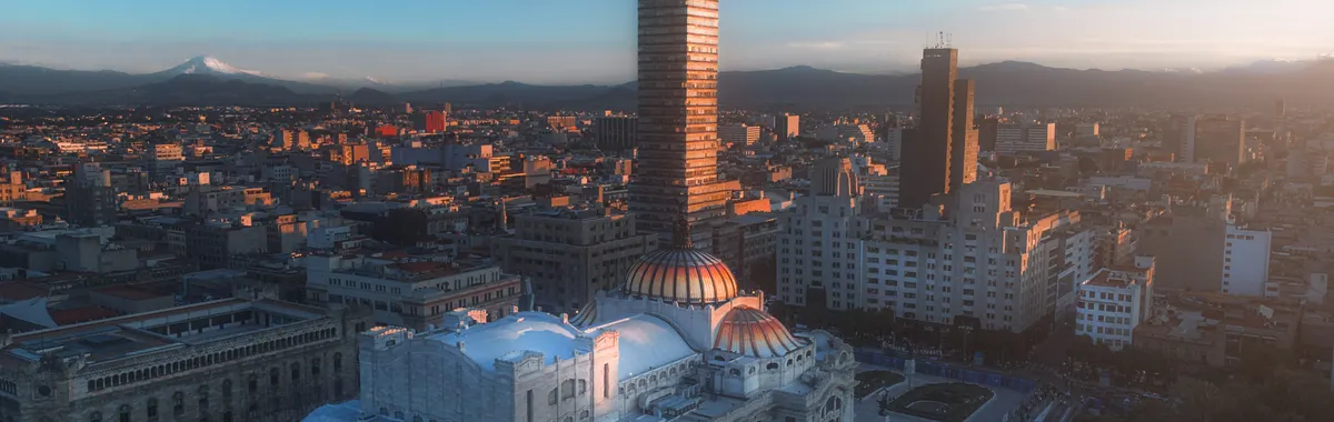 Skyline featuring Torre Latinoamericana in Mexico City during sunset, showcasing urban architecture.