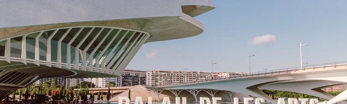 פלאו: Stunning view of the Palau de les Arts in Valencia, Spain, showcasing modern architecture and urban scenery.
