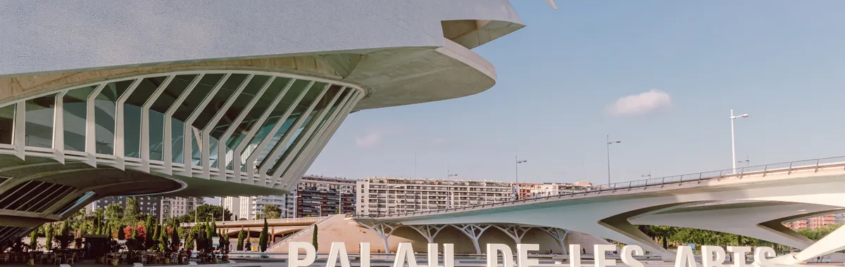 פלאו: Stunning view of the Palau de les Arts in Valencia, Spain, showcasing modern architecture and urban scenery.