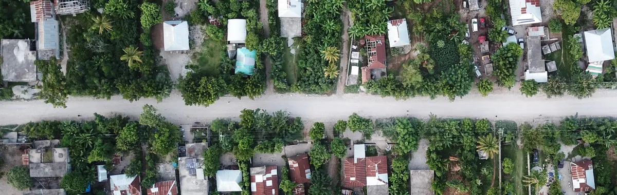 האיטי: Aerial view of lush rural area in Port-au-Prince, Haiti, showcasing greenery and houses.