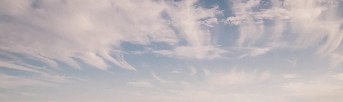 פיג׳י: Tranquil ocean scene at Nadi, Fiji with striking clouds and gentle waves.