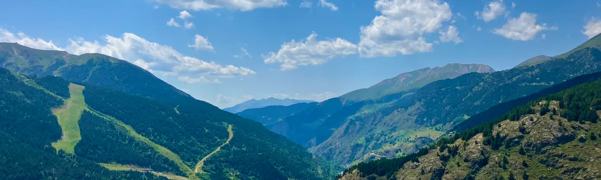אנדורה: Beautiful view of Soldeu in Andorra, showcasing lush valleys and majestic mountains under a clear sky.