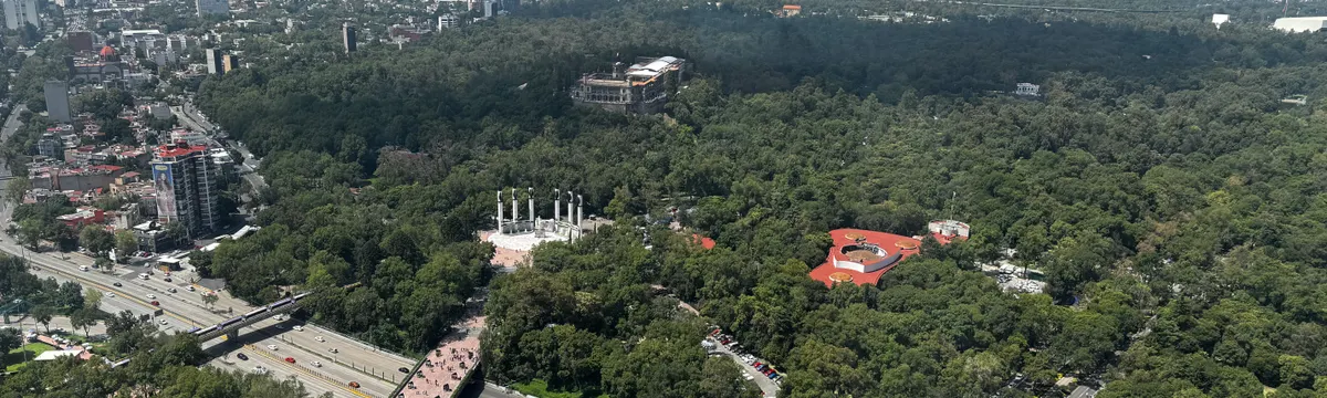 מקסיקו: A stunning aerial view of Chapultepec Park with cityscape and mountains in the background.