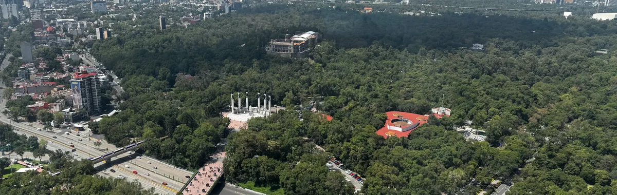 מקסיקו: A stunning aerial view of Chapultepec Park with cityscape and mountains in the background.
