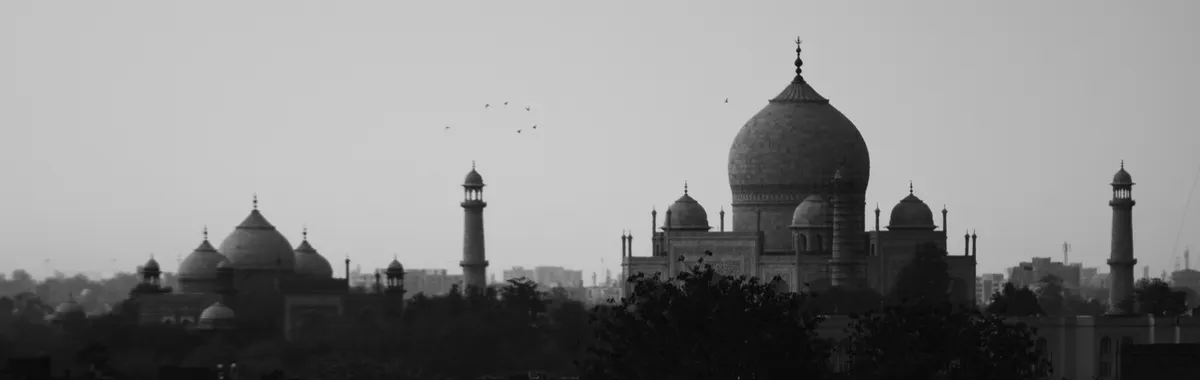 Black and white silhouette of the iconic Taj Mahal in Agra, India, showcasing its stunning architecture.