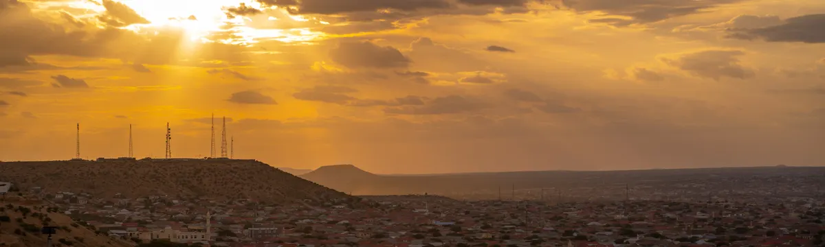 סומליה: Capture of a breathtaking sunset over the cityscape of Hargeisa, Somalia.