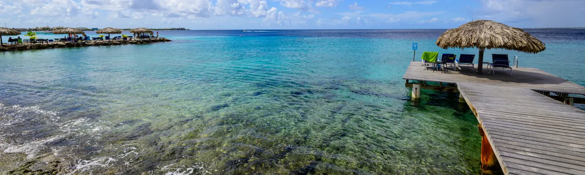האיים הקריביים ההולנדיים: Beautiful clear waters and peaceful beachfront at Bonaire, Caribbean Netherlands.