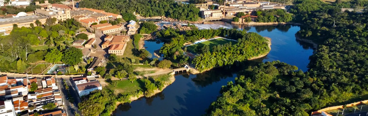 A picturesque aerial view of Salto, São Paulo, highlighting the Tietê River and lush greenery.