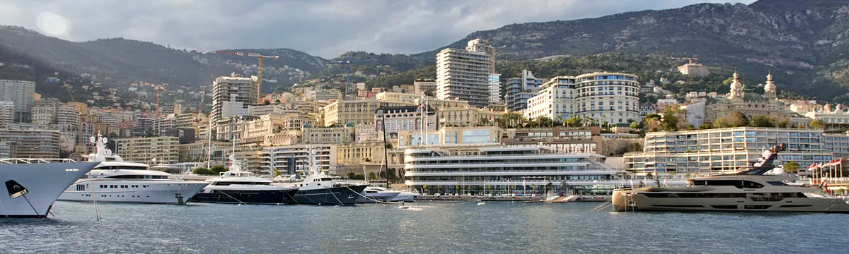 מונקו: Explore the breathtaking skyline and luxury yachts at Monaco's picturesque harbor.