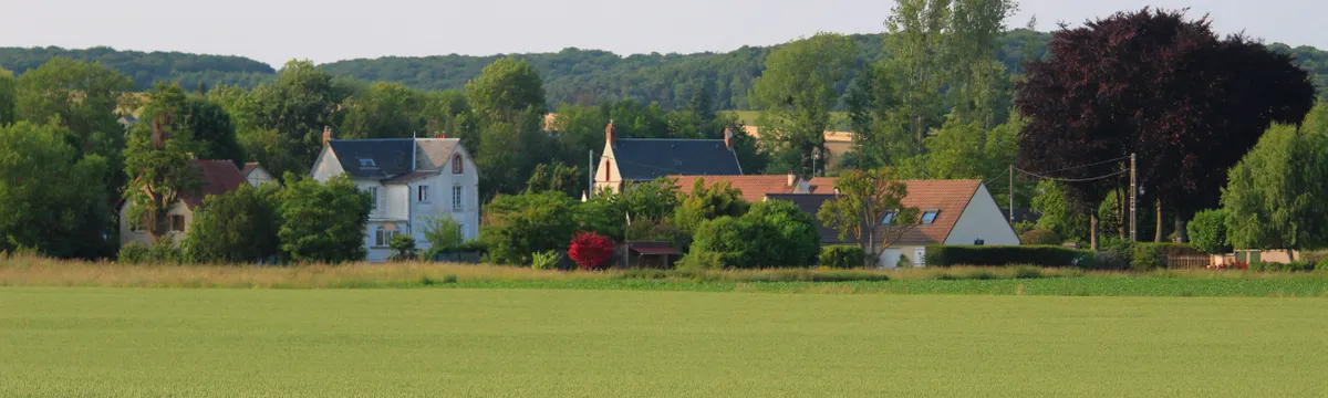 צרפת: Scenic view of a tranquil village surrounded by lush greenery in Bornel, France.