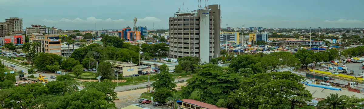 גאנה: A scenic aerial shot of Tema cityscape in Ghana showcasing buildings and greenery.