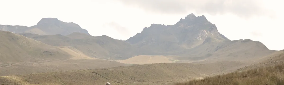 אקוודור: Solitary hiker explores the vast Andean mountains in Ecuador with dramatic scenery.