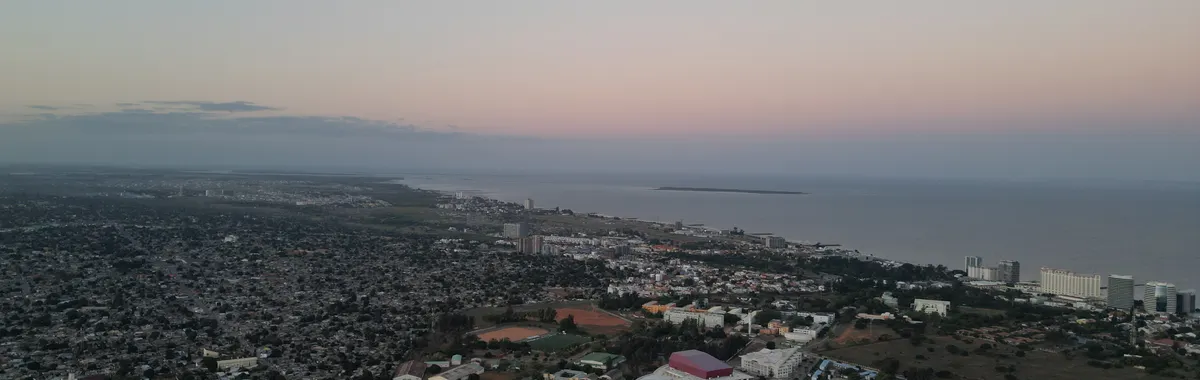 מוזמביק: Stunning aerial view of Maputo, Mozambique during twilight, showcasing the cityscape and coastline.
