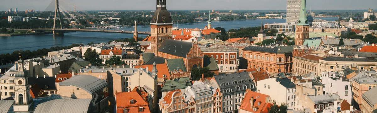 לטביה: Stunning aerial photograph of Riga's historic center and Daugava River skyline in Latvia.