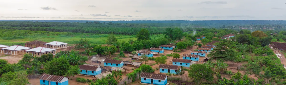 הרפובליקה הדמוקרטית של קונגו: Aerial shot capturing the rural village landscape in DR Congo's lush green environment.