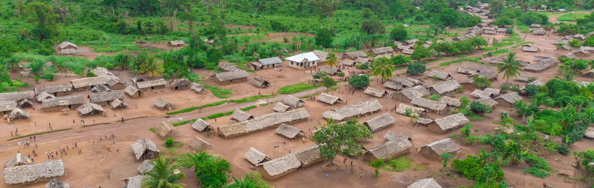 הרפובליקה של קונגו: Aerial shot of a rural village surrounded by lush greenery in the Democratic Republic of the Congo.