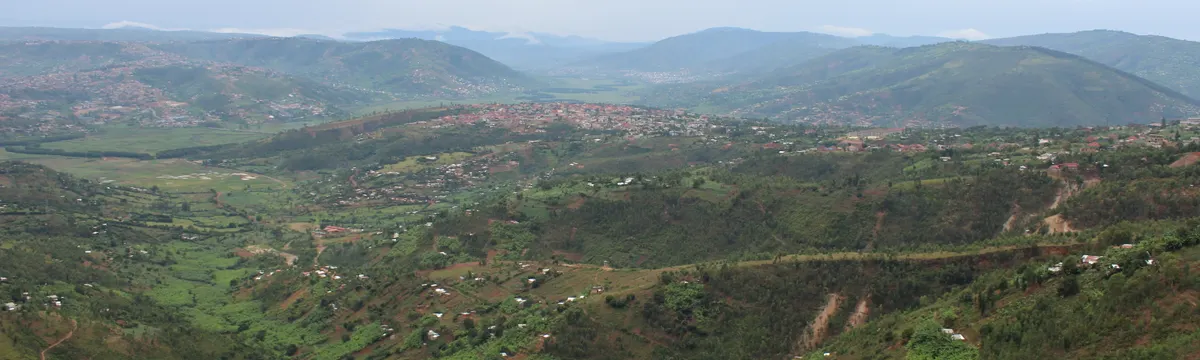 רואנדה: Breathtaking aerial view of Kigali's picturesque green hills and valleys, showcasing stunning Rwandan landscapes.