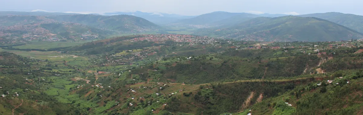 רואנדה: Breathtaking aerial view of Kigali's picturesque green hills and valleys, showcasing stunning Rwandan landscapes.