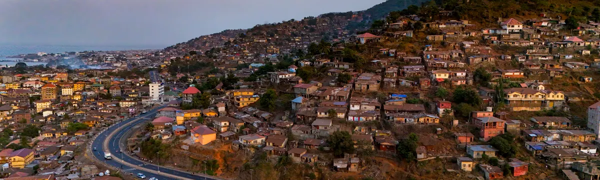 סיירה לאון: Aerial photograph showcasing the scenic hillside housing of Freetown, Sierra Leone during daytime.