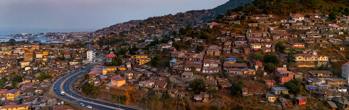 סיירה לאון: Aerial photograph showcasing the scenic hillside housing of Freetown, Sierra Leone during daytime.