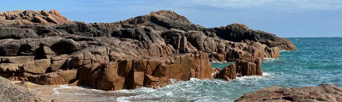 ג׳רזי: Scenic view of rocky coastline with waves crashing at Corbiere Point, Jersey. Perfect summer day for travel enthusiasts.