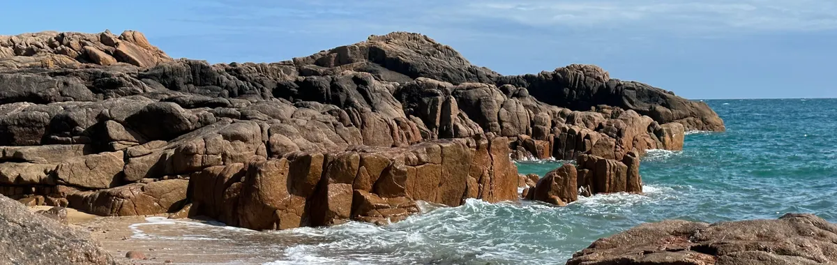 ג׳רזי: Scenic view of rocky coastline with waves crashing at Corbiere Point, Jersey. Perfect summer day for travel enthusiasts.