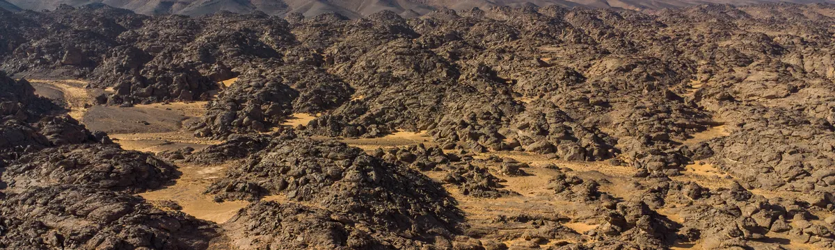 לוב: Explore the captivating terrain of Libya's Acacus Mountains with this stunning aerial desert landscape.