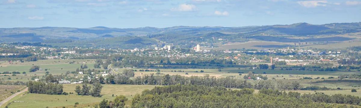אורוגוואי: Scenic aerial view of Lavalleja Department's green landscapes under a vibrant sky in Uruguay.