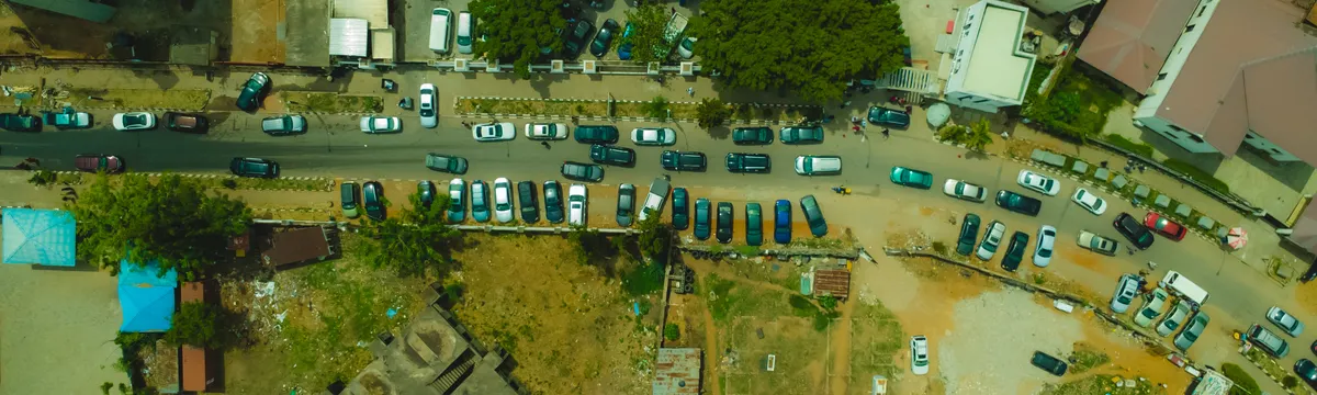 ניגריה: Overhead view of traffic in Abuja showing buildings and roads.