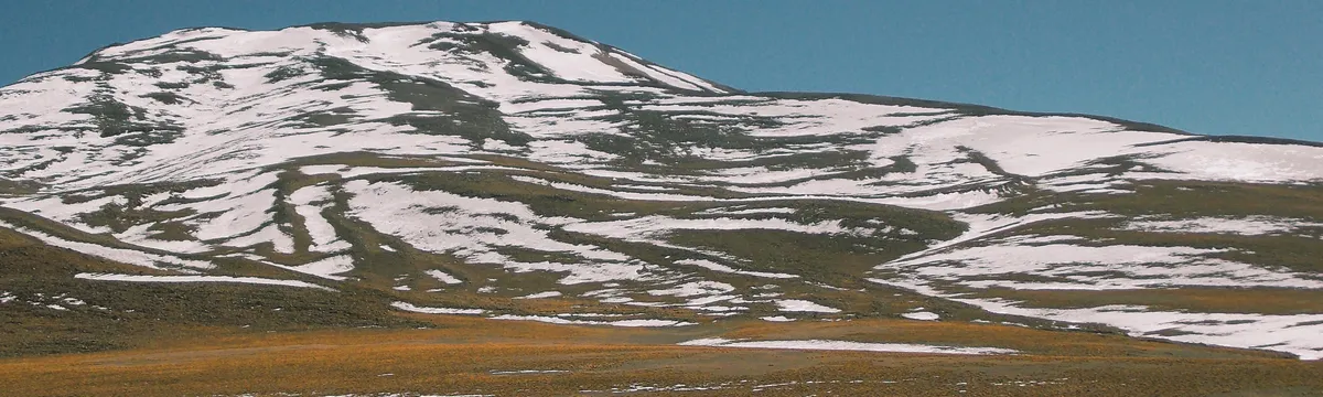 בוליביה: Scenic view of snow-capped mountain in Bolivia against clear sky.