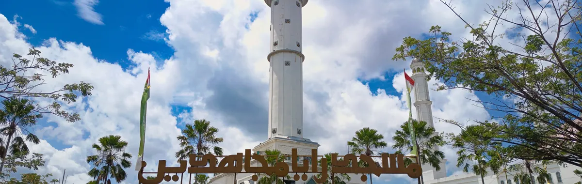 Explore the impressive Masjid Raya Mujahidin mosque in Pontianak, West Kalimantan, Indonesia.