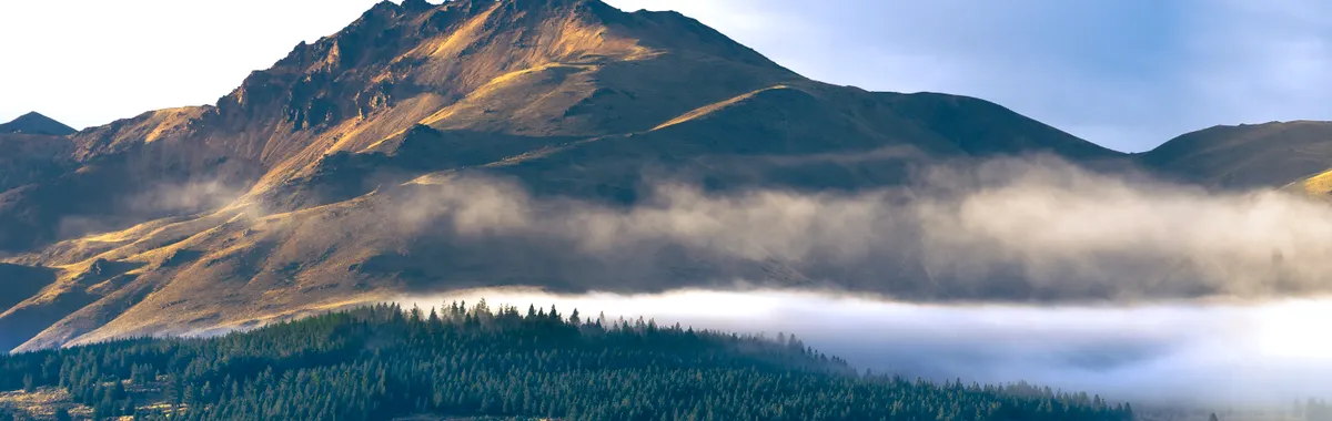 ארגנטינה: Scenic mountain landscape with fog and forests in Esquel, Chubut Province, Argentina.