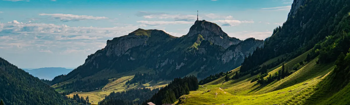 שווייץ: Breathtaking view of lush green valleys and mountains in Sennwald, Switzerland.