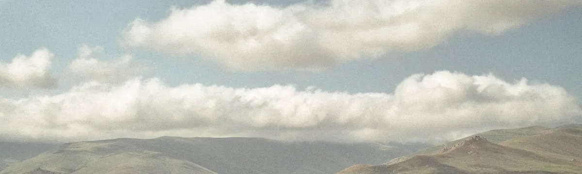 ארמניה: Serene view of mountains and clouds in Syunik, Armenia, showcasing natural beauty.