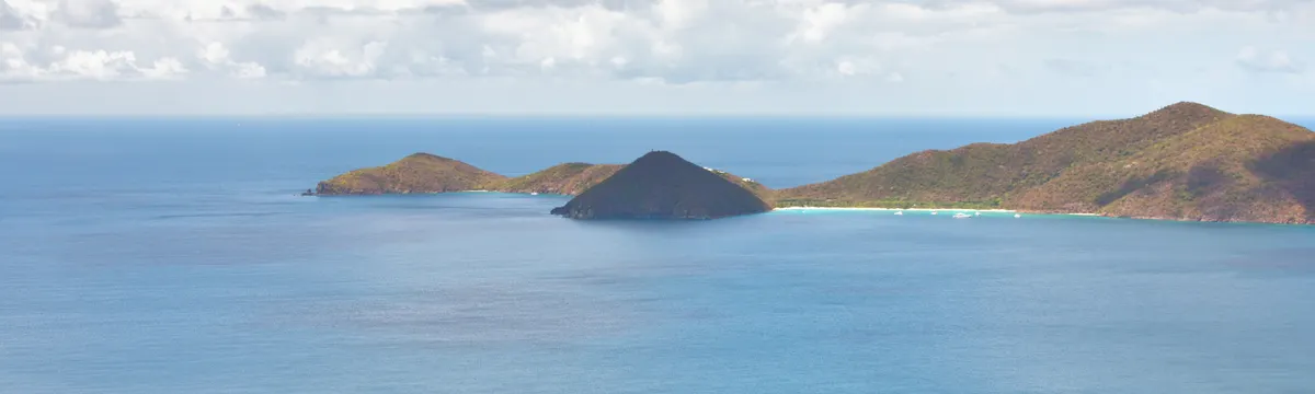 איי הבתולה הבריטיים: Serene seascape of Tortola, British Virgin Islands, showcasing turquoise waters and lush islands.