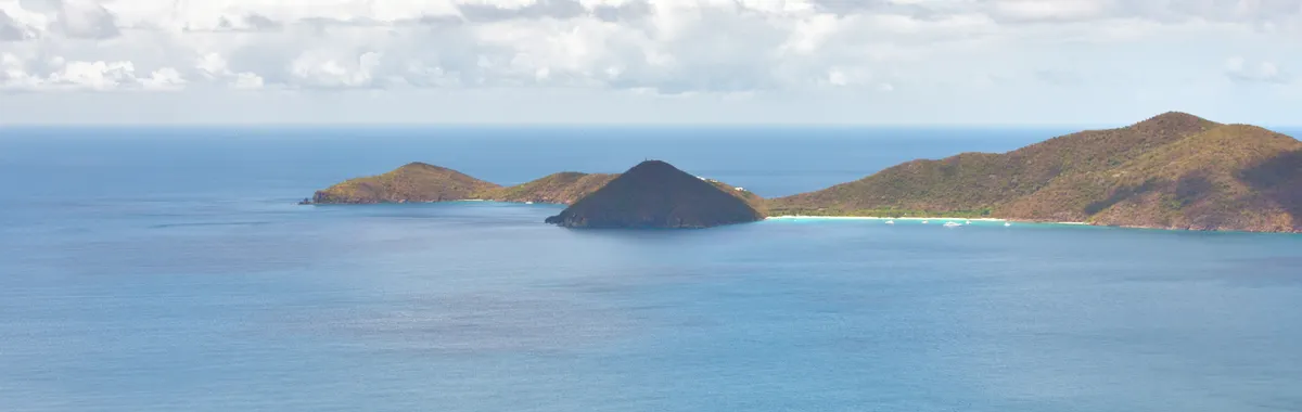 איי הבתולה הבריטיים: Serene seascape of Tortola, British Virgin Islands, showcasing turquoise waters and lush islands.