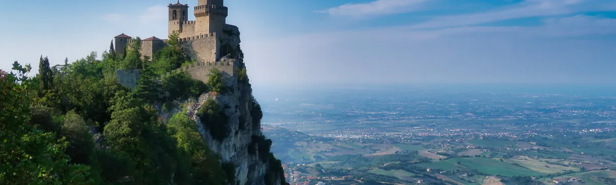 סן מרינו: Spectacular view of the historic San Marino castle perched on a majestic cliff overlooking the valley.