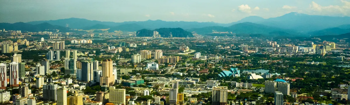 מלזיה: Stunning aerial view of Kuala Lumpur showcasing its vibrant urban skyline and iconic skyscrapers.